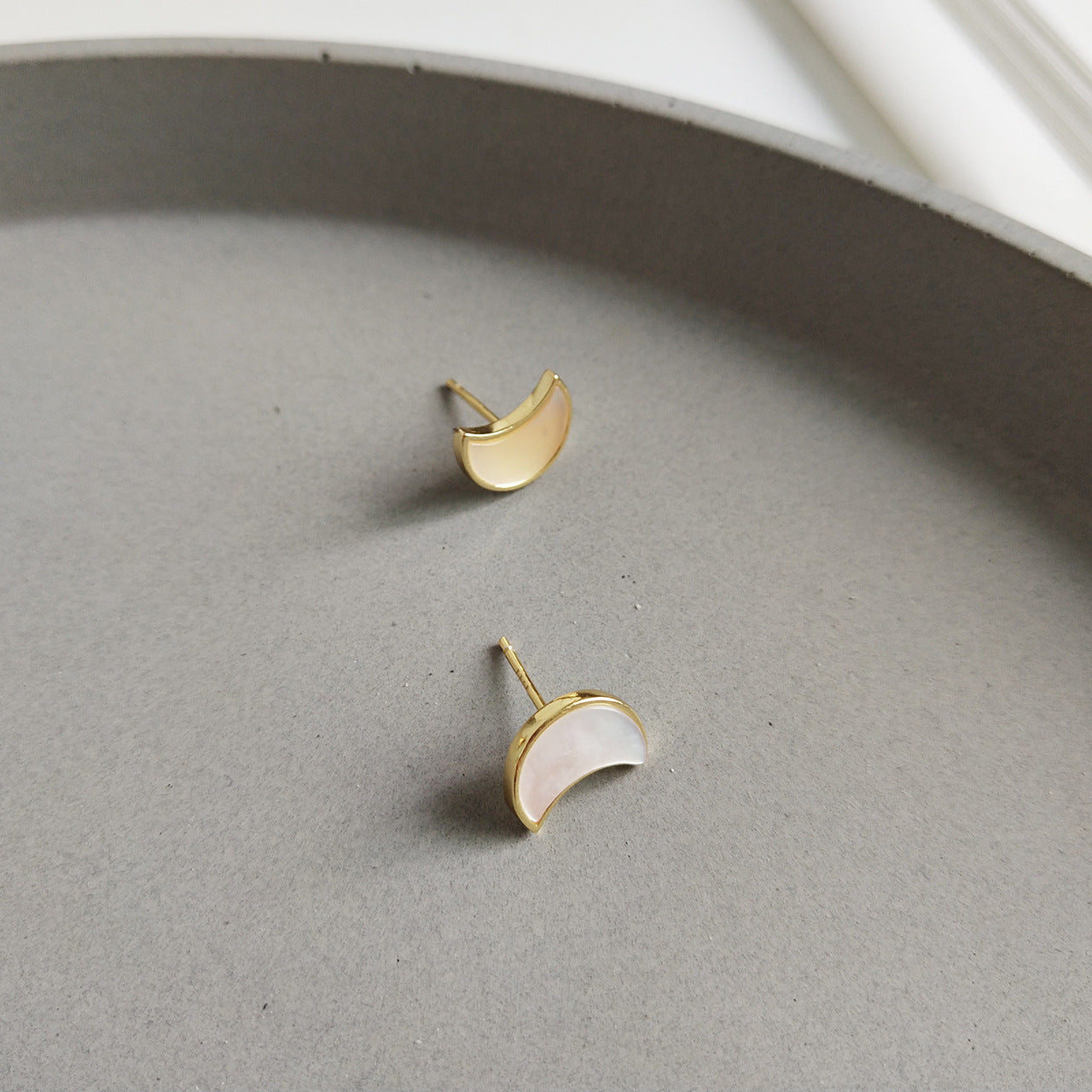 Pendientes minimalistas de concha lunar en forma de lágrima de plata de ley 925 con incrustaciones de perlas
