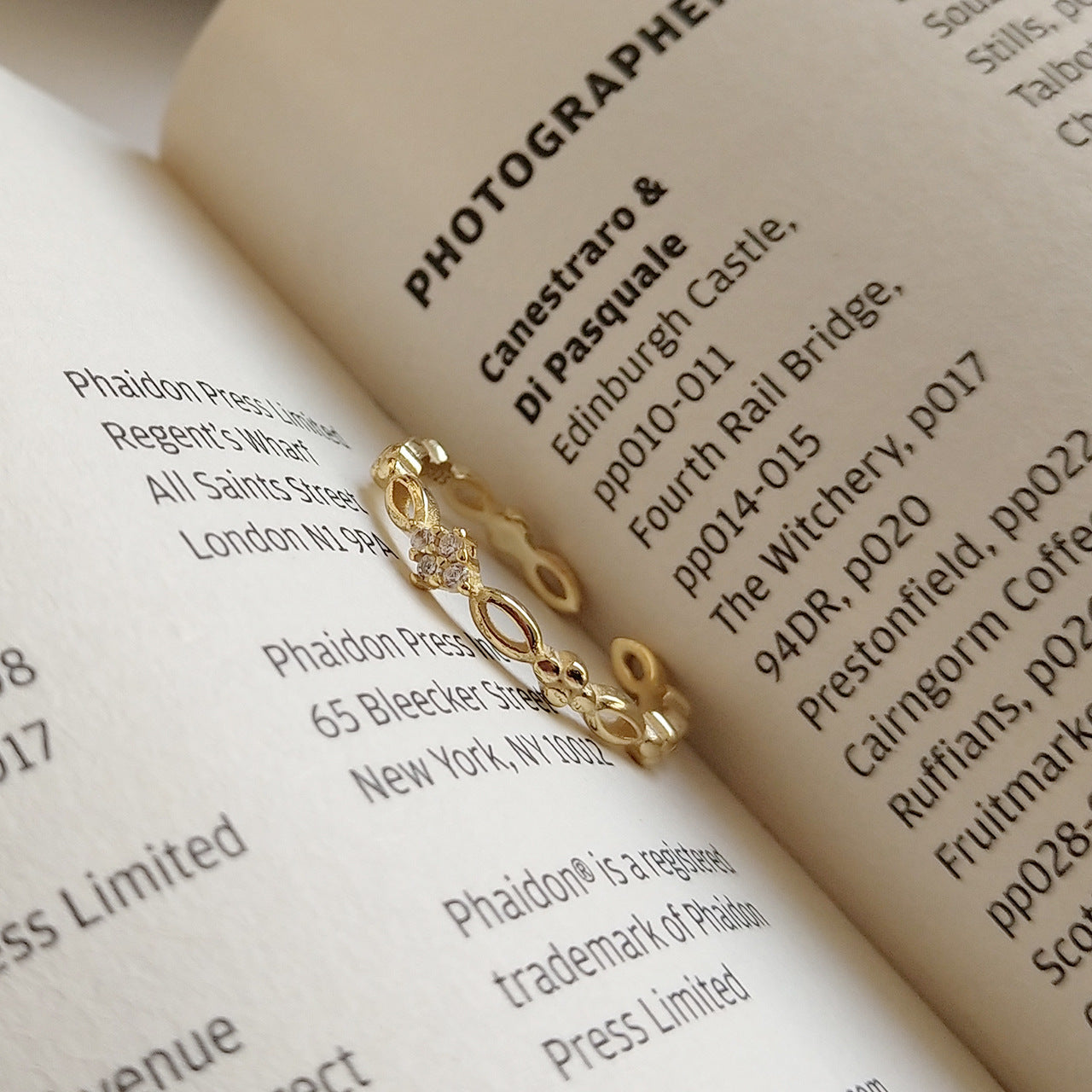 Anillo Minimalista de Plata de Ley 925 Bañado en Oro con Circonitas Cúbicas de Diseño Geométrico