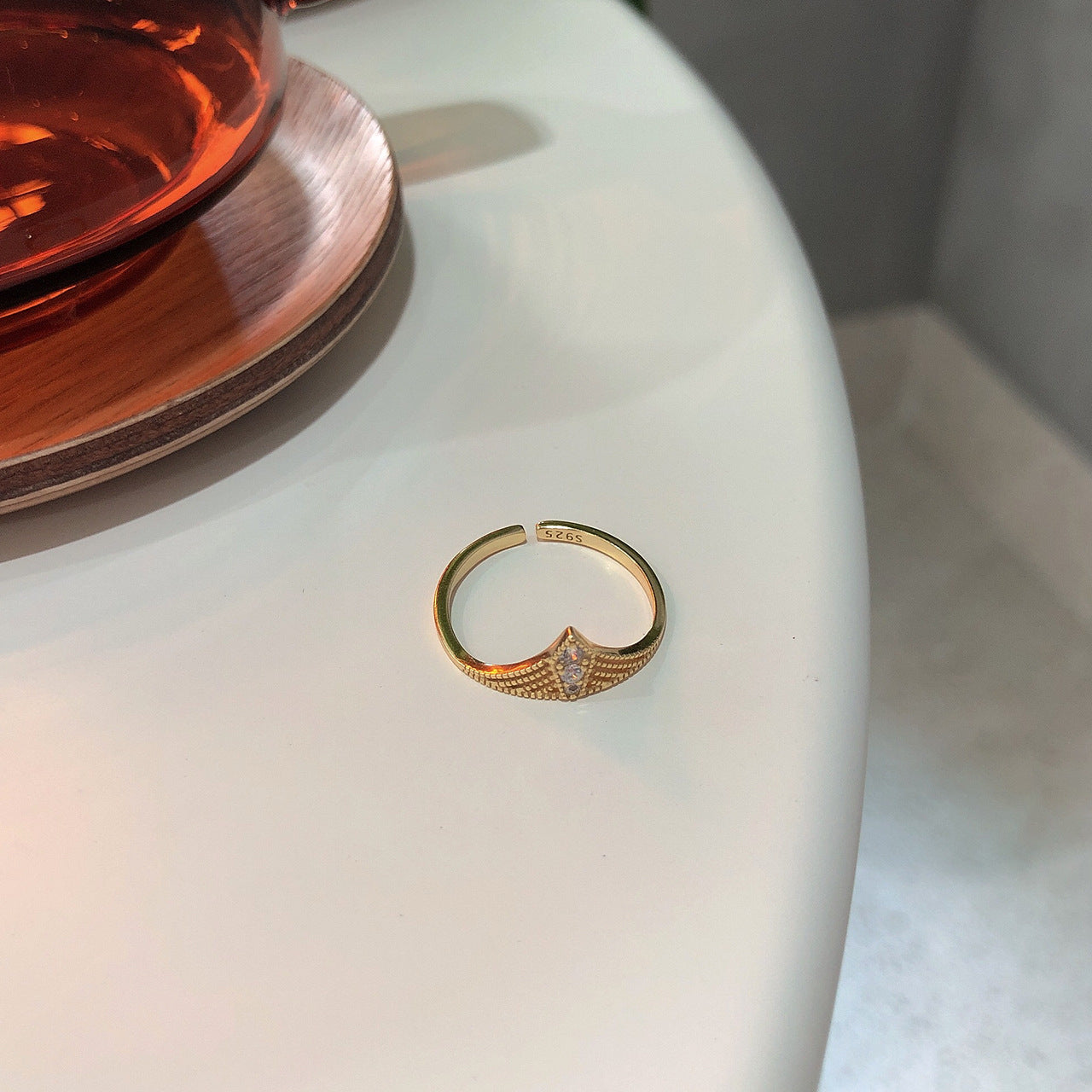 Anello placcato in argento sterling 925 con zirconi cubici, dal design geometrico minimalista e vintage