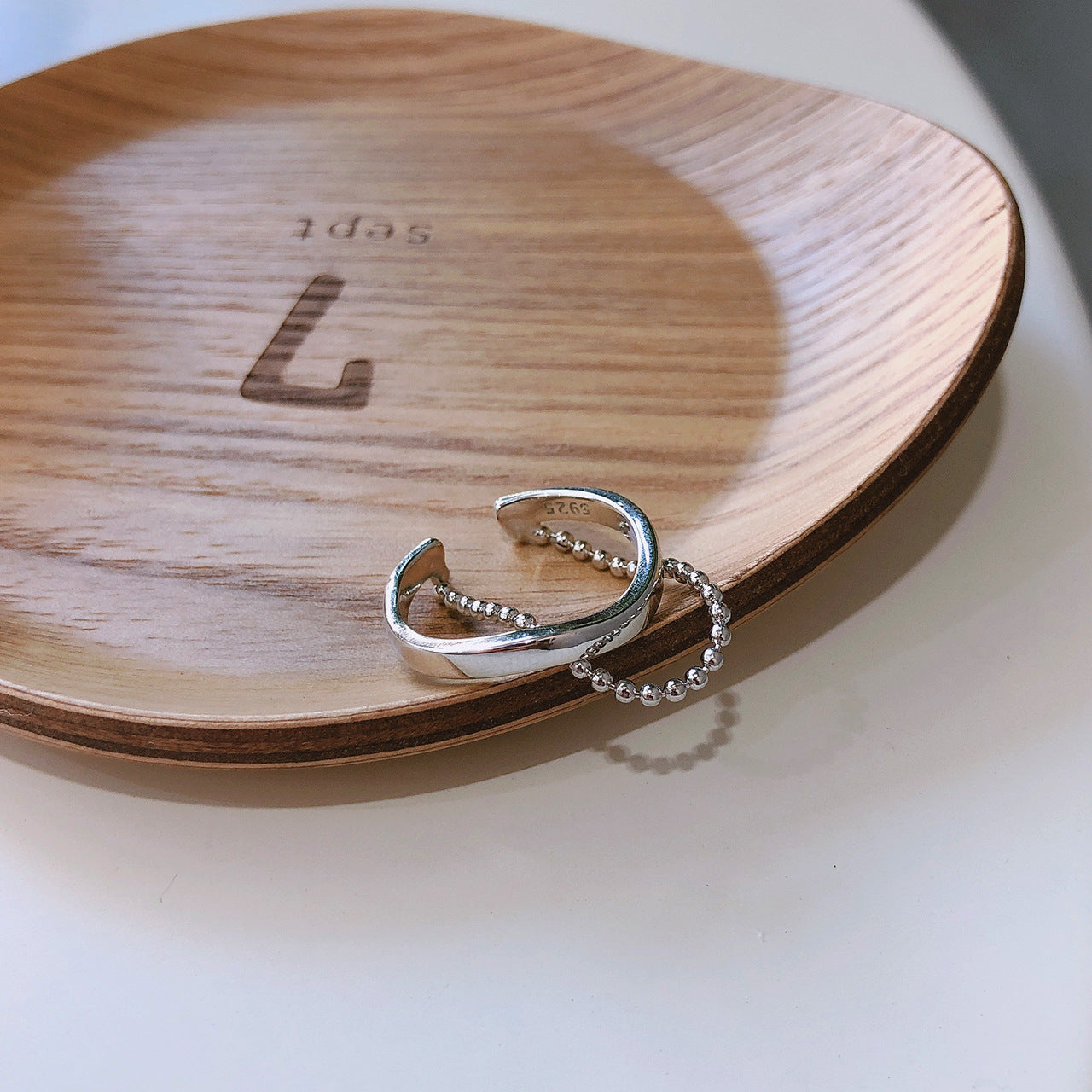 Anello da donna minimalista con intarsio lettera in argento sterling 925