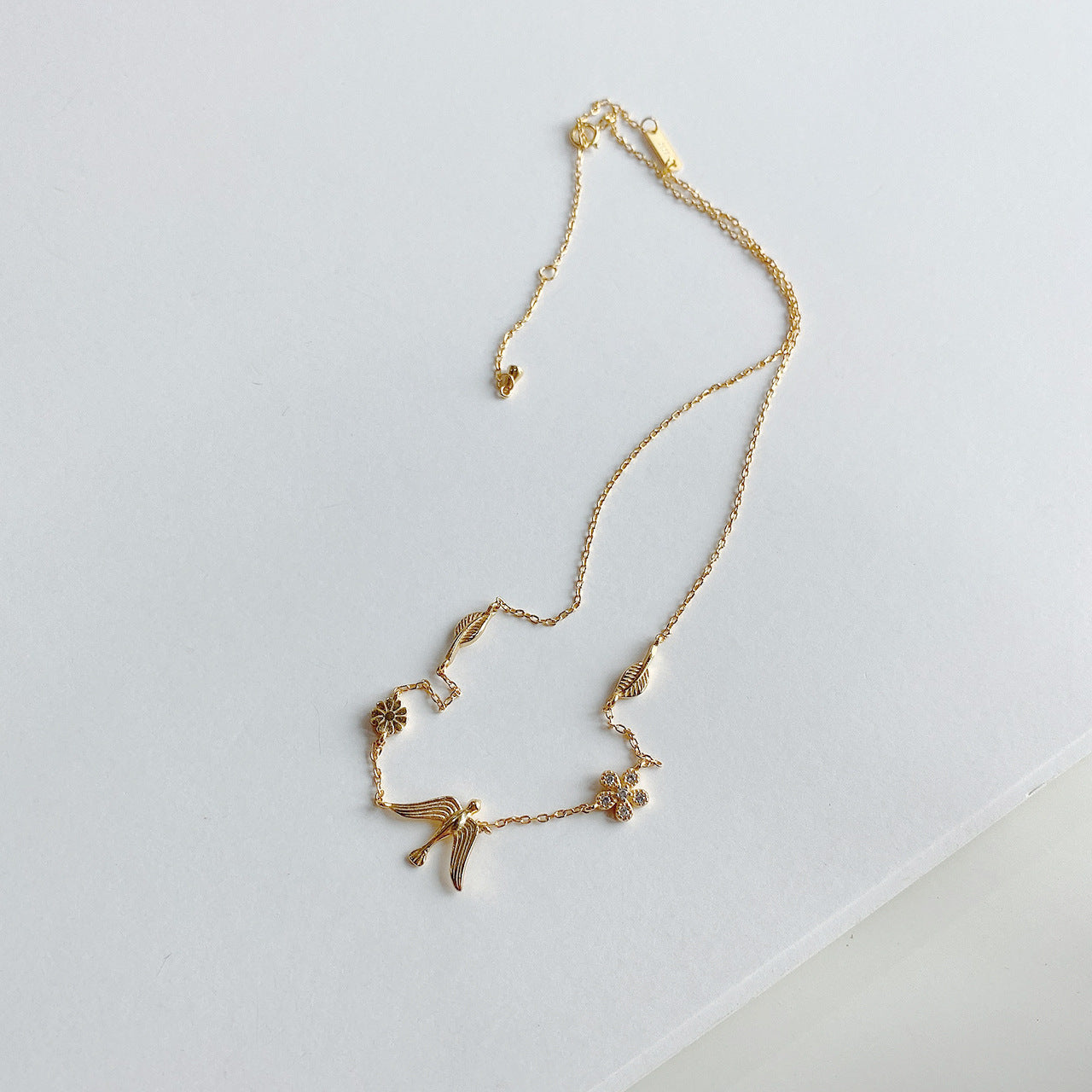 Deliziosa collana con uccellino e motivo floreale in argento sterling 925 placcato oro 18 carati