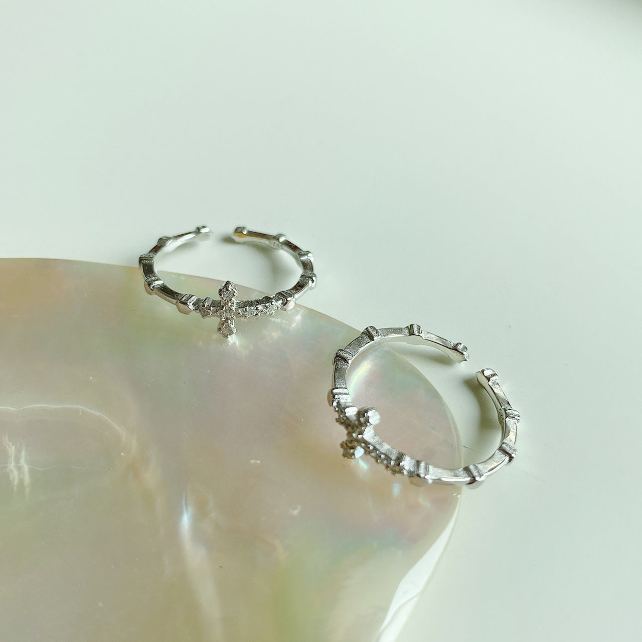 Anillo Minimalista de Plata de Ley 925 con Cruz Geométrica e Incrustaciones de Circonita Cúbica para Mujer