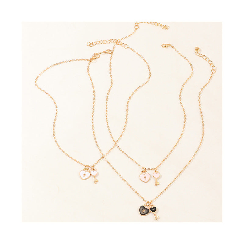 Collana con ciondolo a forma di chiave creativa in lega smaltata per donne e bambini con catena a sfere e lunghezza regolabile