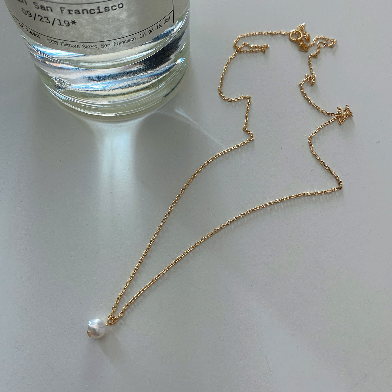 Collar minimalista de plata de ley 925 chapado en oro de 18 quilates con diseño geométrico de sol, luna y perla