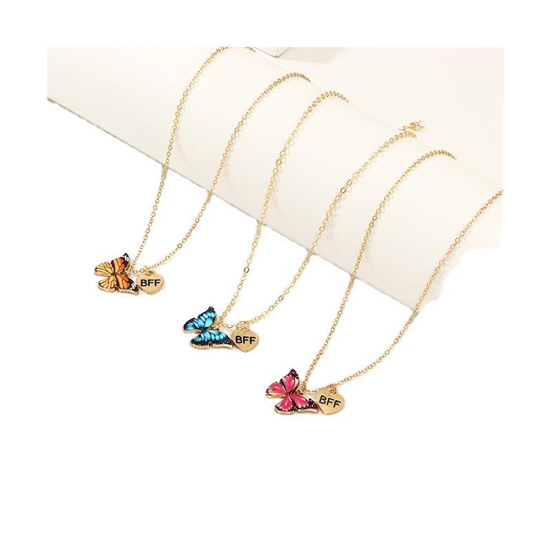 Collana con ciondolo a farfalla minimalista da donna in lega con finitura galvanica su catena a maglia forzatina