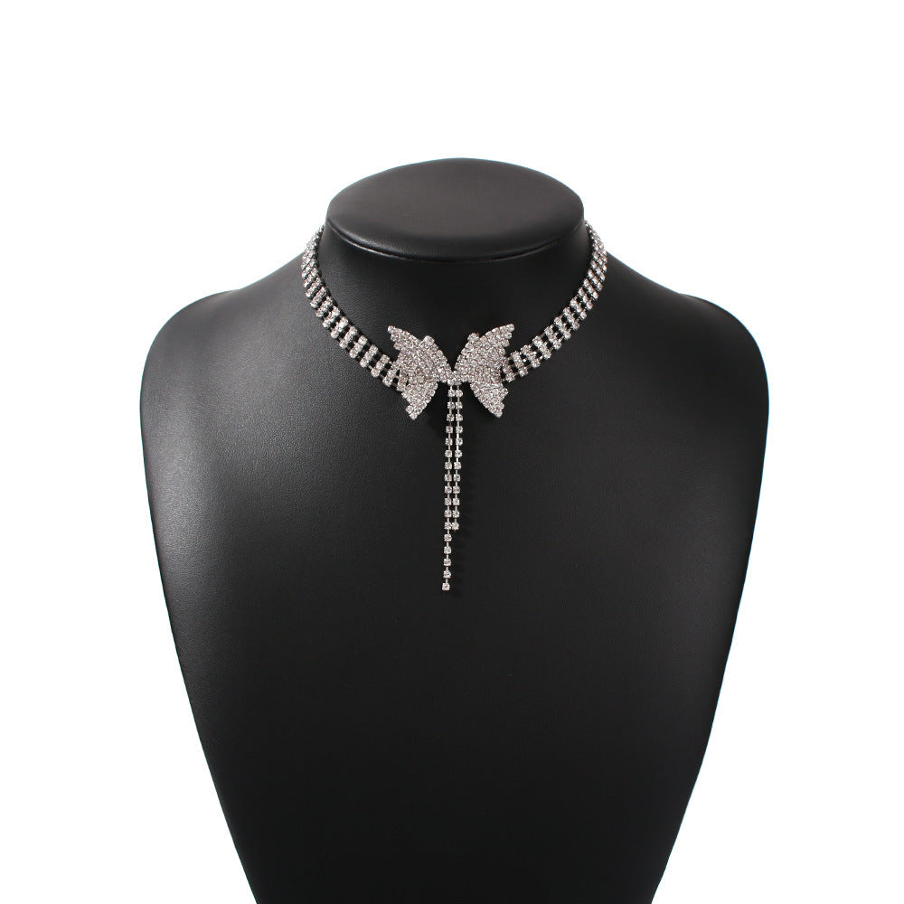 Collana a farfalla scintillante con strass e catena a griffe, design geometrico, acciaio al titanio placcato, girocollo alla moda da donna