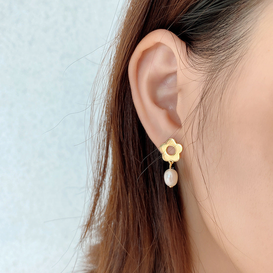 Orecchini a perno da donna minimalisti in argento sterling 925 placcati oro 18 carati con intarsio di perle a forma di lacrima e fiore