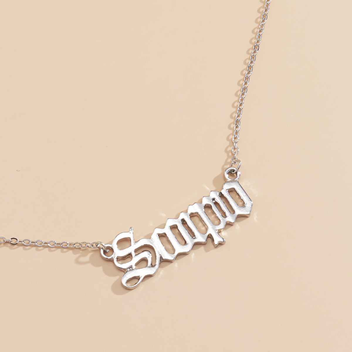 Collar con dije de letra geométrica para mujer - Cadena de aleación vintage minimalista con incrustaciones de diamantes de imitación, cadena de hierro chapado en cobre, diseño elegante y atemporal