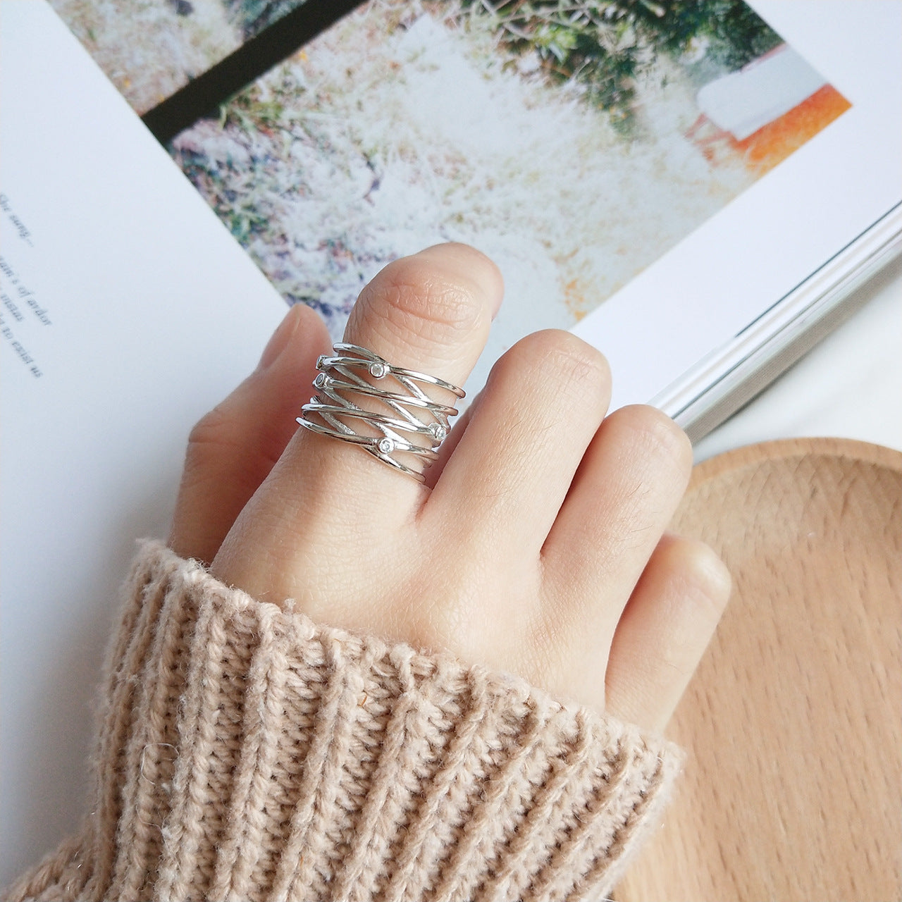 Anillo Minimalista de Plata de Ley 925 con Diseño Geométrico de Líneas Cruzadas Bañado