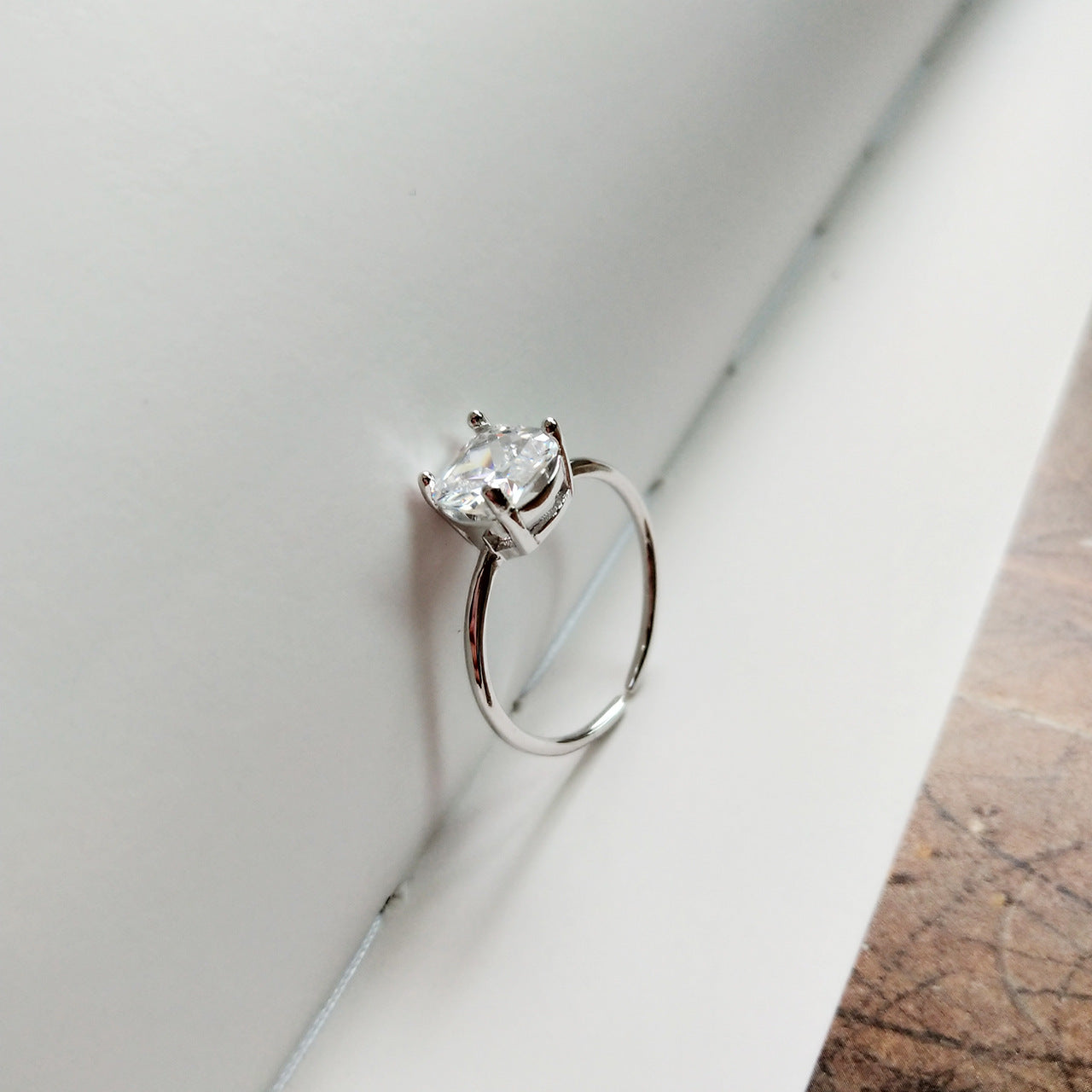 Anillo abierto de plata de ley S925 con forma de corazón y detalle de diamante