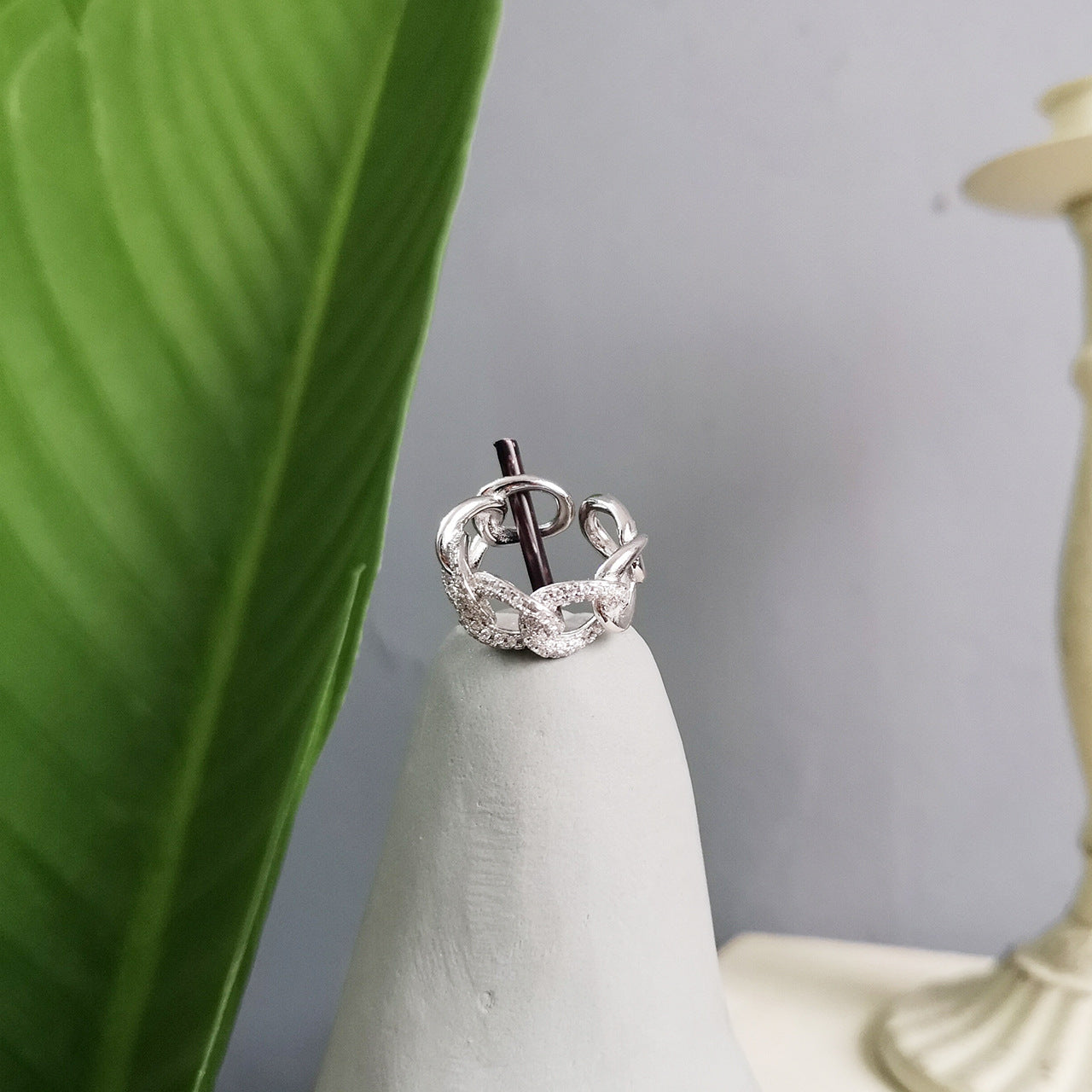 Anello geometrico placcato in argento sterling 925 con zirconi cubici microincastonati e dettaglio a nodo