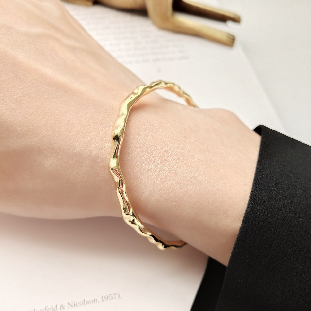 Pulsera minimalista de plata de ley 925, pulida, abierta, con diseño geométrico irregular y acabado martillado