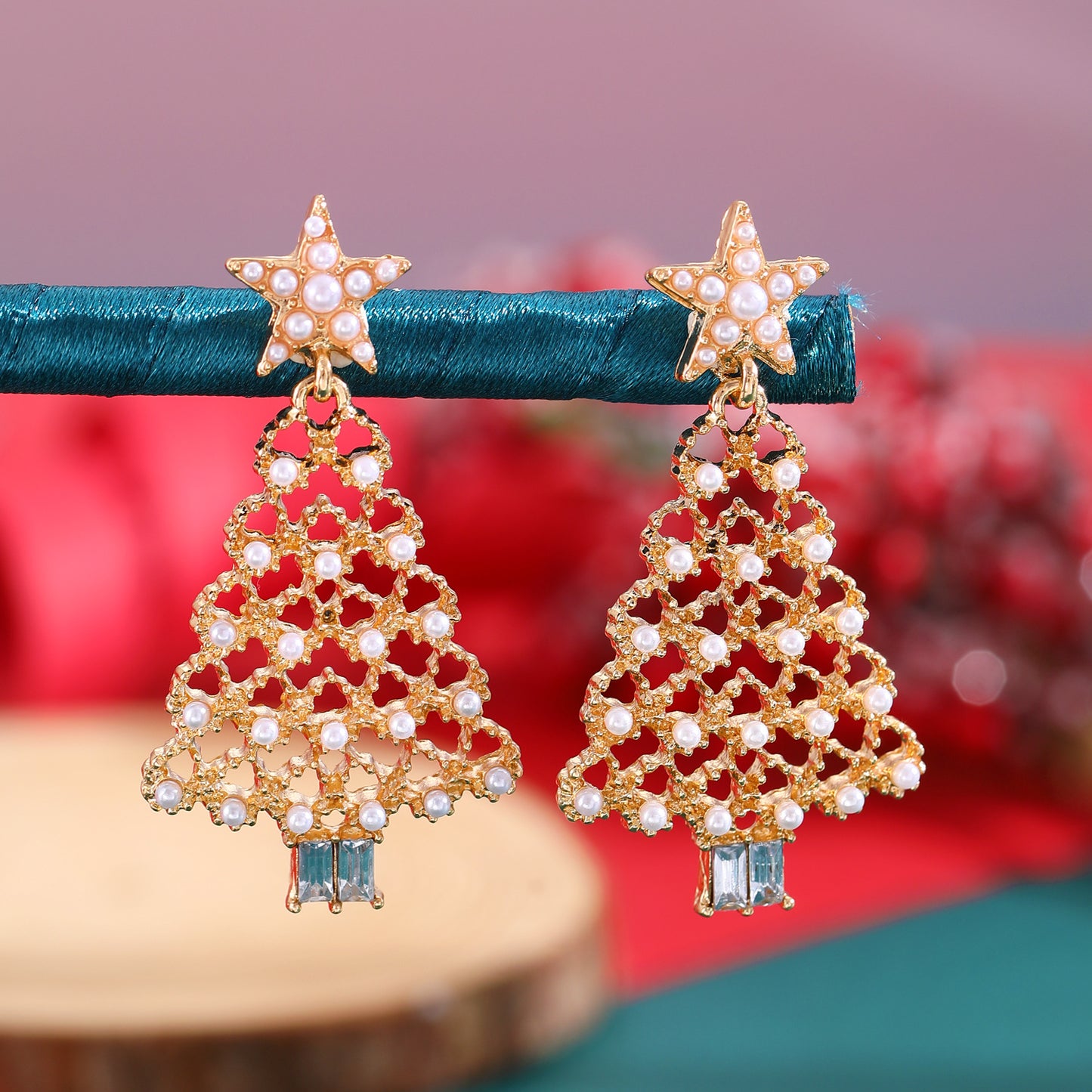 Aretes de perno de aleación geométrica minimalista con diseño de árbol de Navidad, incrustaciones de diamantes de imitación y postes de oro de 14K para mujer