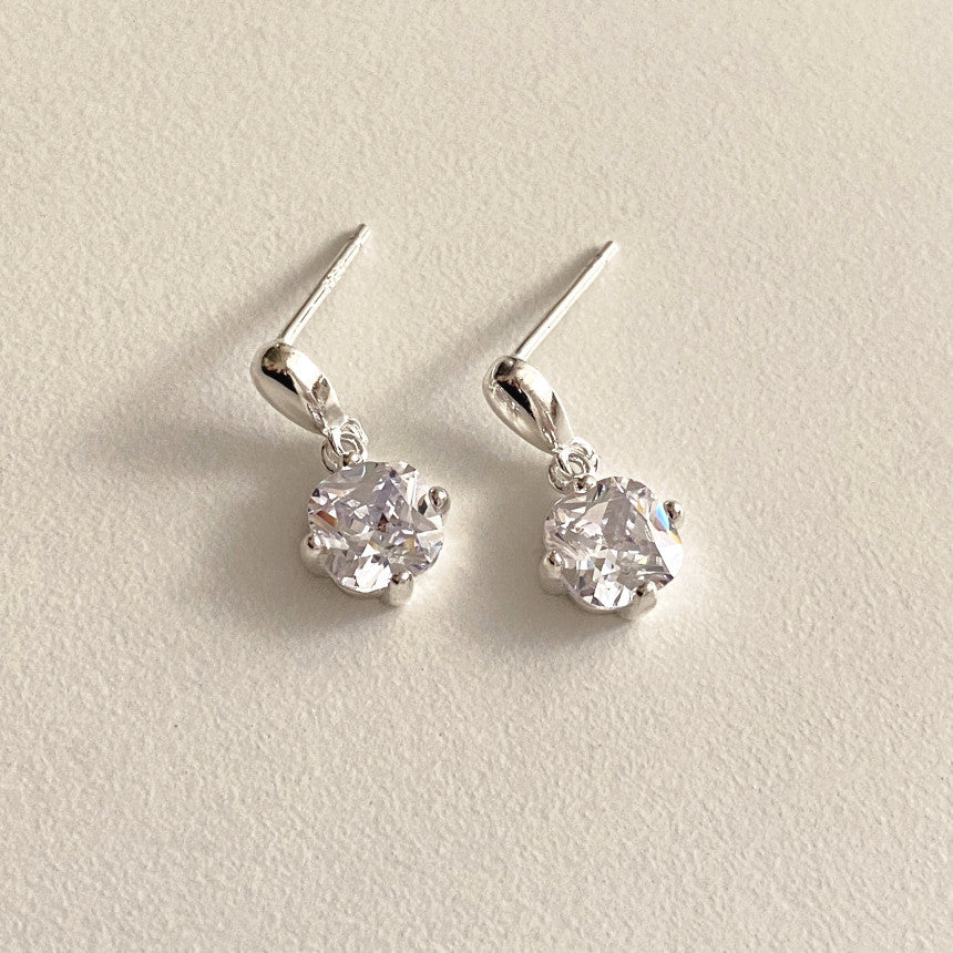 Pendientes minimalistas de plata de ley 925 con forma de letra, circonita cúbica engastada en garras y acabado galvanizado