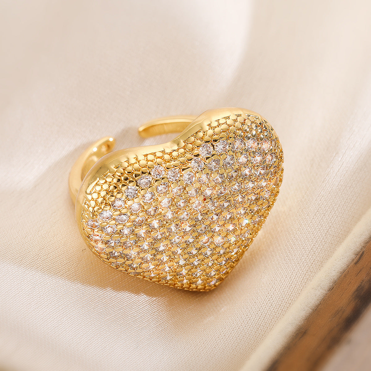 Anello da donna in rame a cuore geometrico minimalista con intarsio di strass e finitura placcata