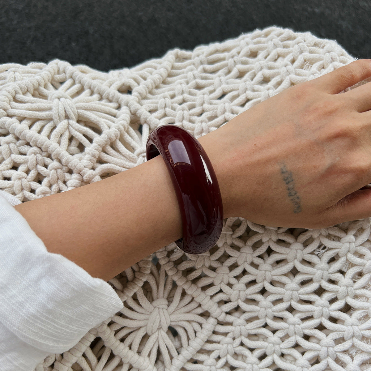 Brazalete ancho tipo puño grande con efecto degradado de inspiración vintage y acabado galvanizado para mujer