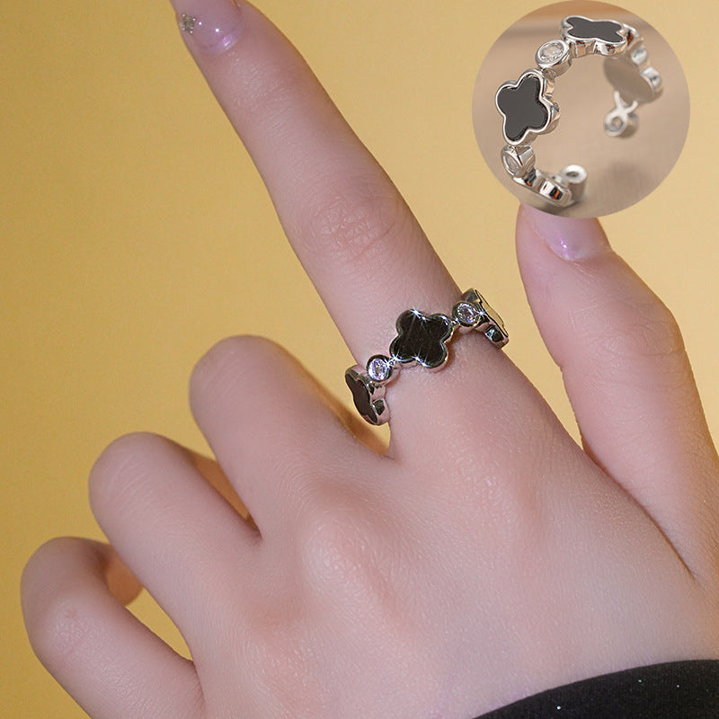 Anello minimalista in rame placcato oro con quadrifoglio e fascia aperta regolabile da donna