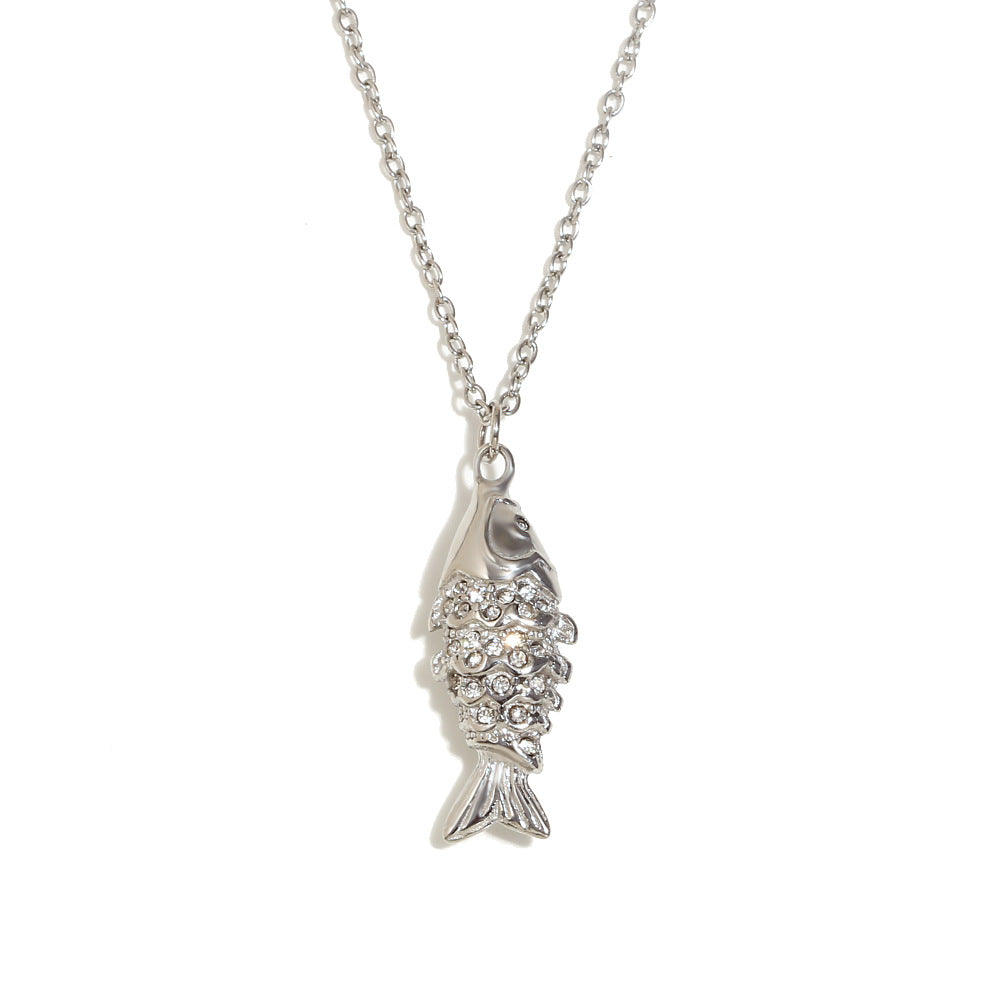Collana con Ciondolo a Pesce Koi Minimalista in Acciaio Inossidabile con Placcatura in Oro 18K e Intarsio Completo di Strass da Donna