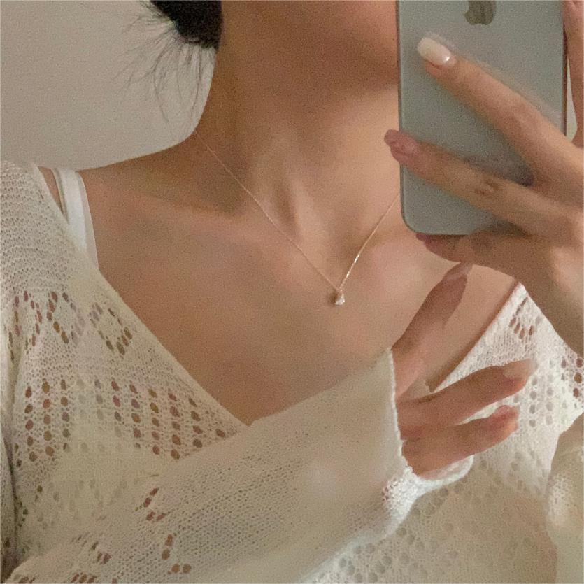 Collar Minimalista de Tulipán Geométrico en Plata de Ley 925 con Incrustaciones de Pedrería en Cadena de Serpiente