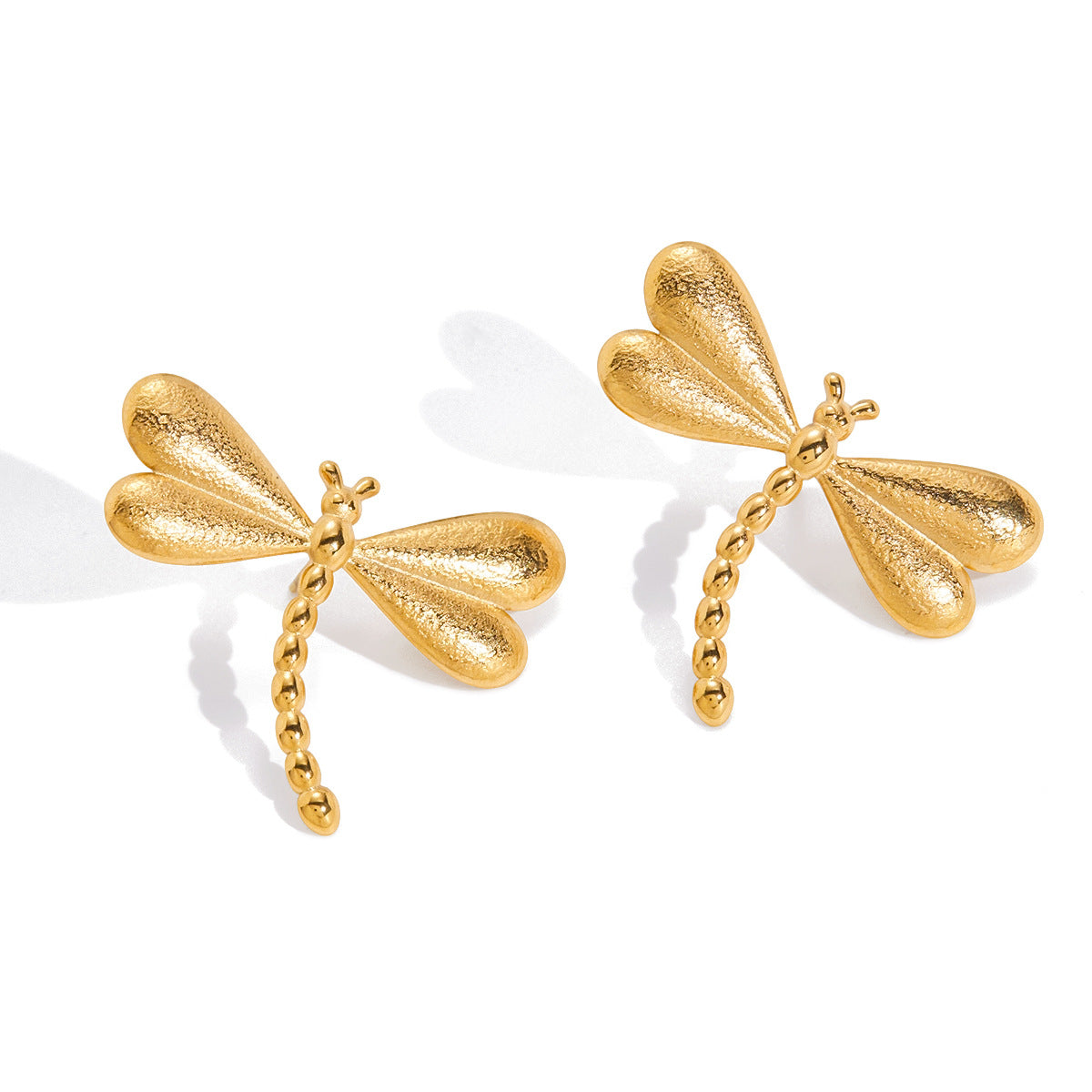 Pendientes minimalistas de titanio con forma de libélula y acabado chapado para mujer