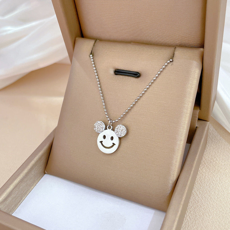 Collana con ciondolo a orsetto minimalista in acciaio al titanio con placcatura in oro per donne e uomini, gioielli con catena e ciondolo a forma di sorriso