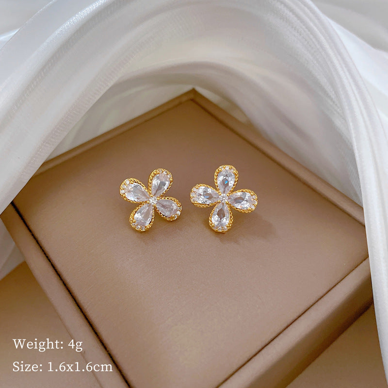 Collana con ciondolo a trifoglio in zircone geometrico fresco e dolce di lusso in acciaio inossidabile unisex