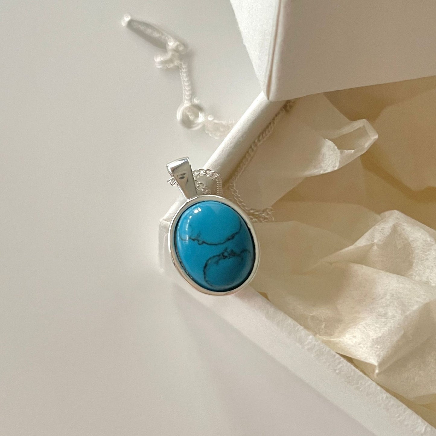Collar con colgante geométrico minimalista de turquesa en plata de ley 925 con cadena de caja