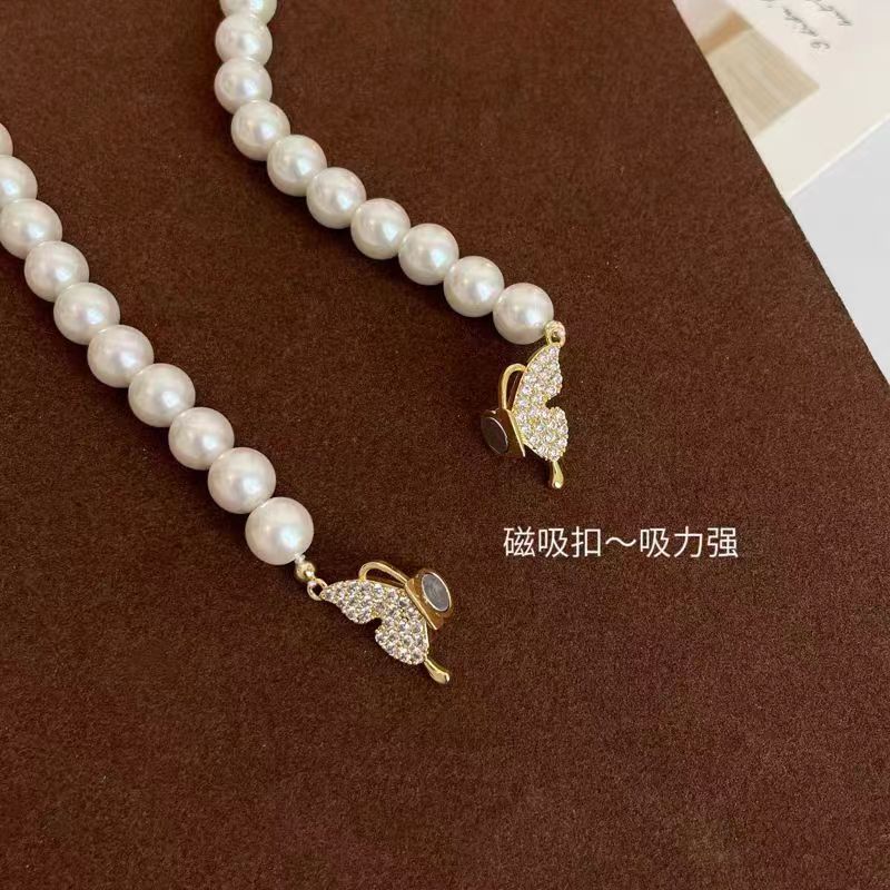 Collana con ciondolo a farfalla minimalista da donna in acciaio al titanio con intarsio di zirconi, catena a serpente regolabile, gioielli di lusso per clavicola