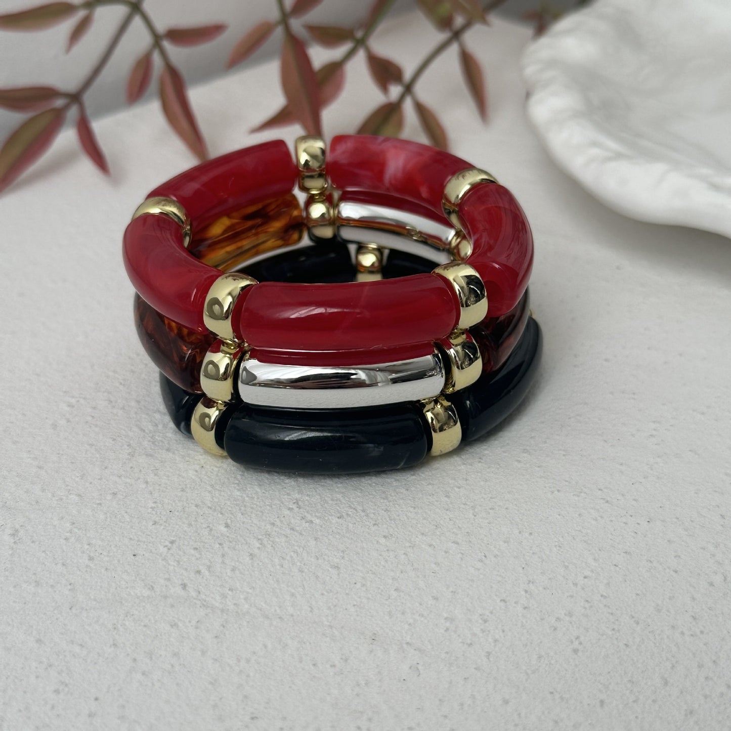 Set di bracciali con perline in resina geometrica e snodi in bambù, placcati oro e tubi curvi lucidati