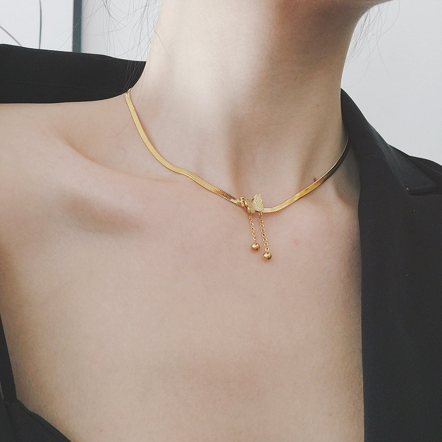 Collar unisex de cadena de serpiente con colgante de mariposa de acero titanio chapado en oro de 18K y estilo de moda