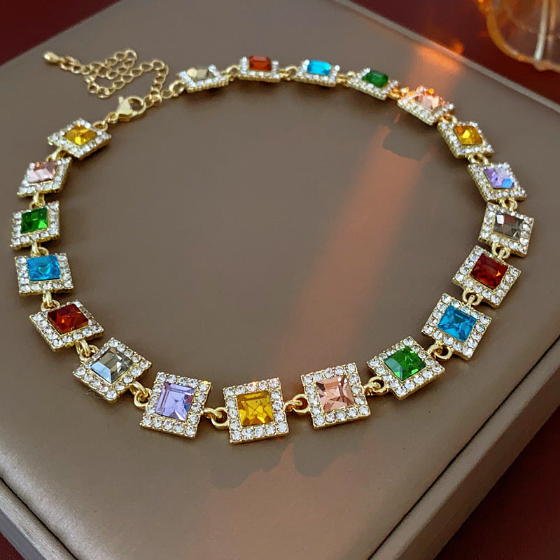 Collar con colgante geométrico vintage de aleación con incrustaciones de diamantes de imitación para mujer, estilo medallón minimalista, cadena para la clavícula