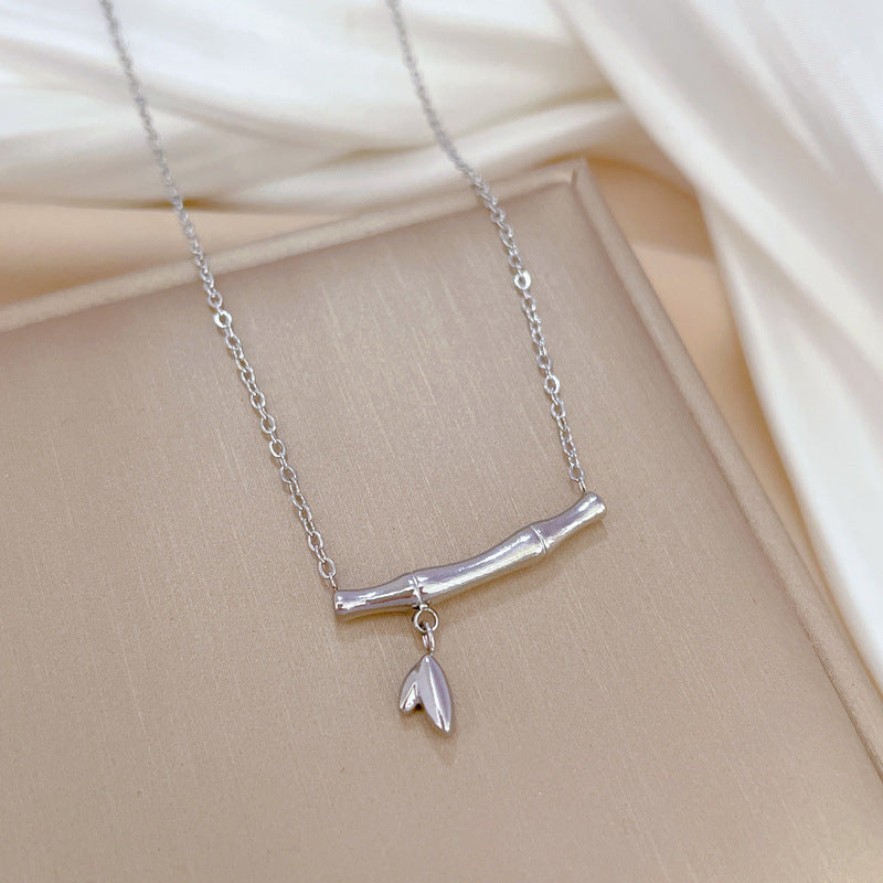 Collar Minimalista de Acero de Titanio con Colgante Geométrico de Bambú para Mujeres y Hombres con Cadena de Eslabones con Baño de Oro