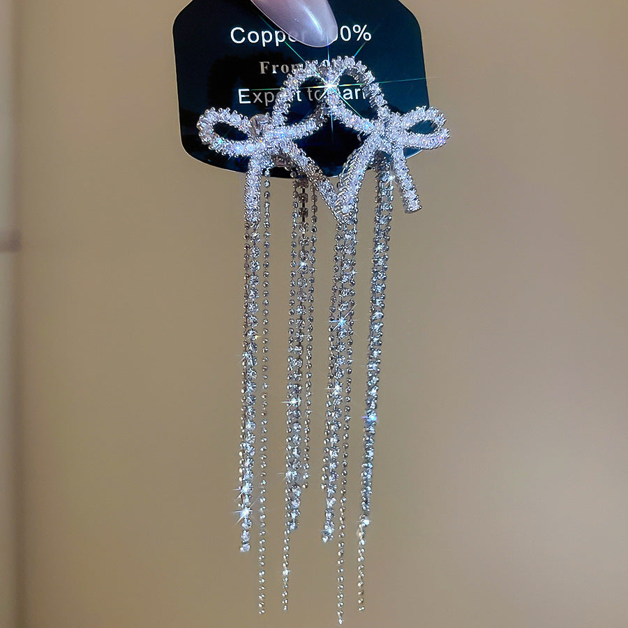 Pendientes de botón retro elegantes con lazo y borla con circonitas cúbicas en cobre y acero para mujer