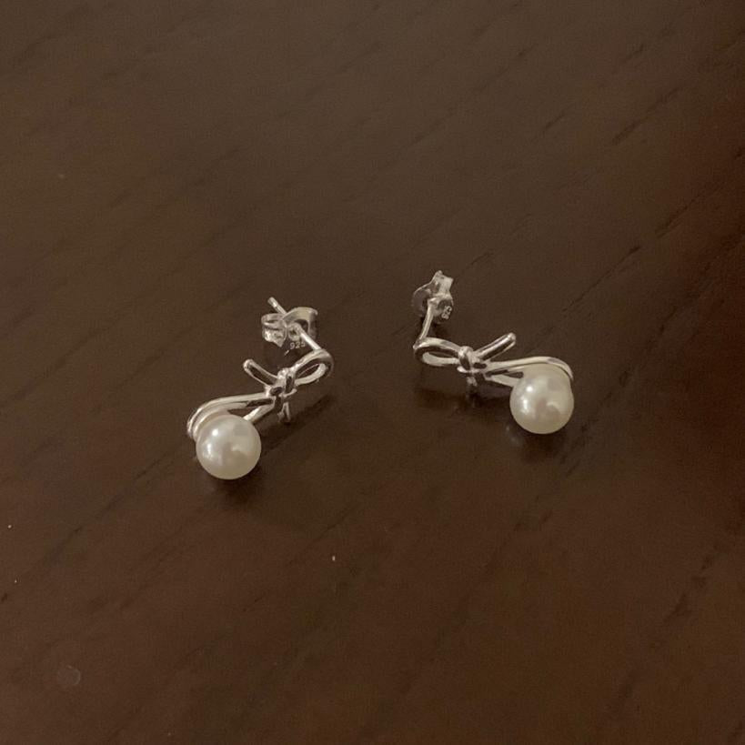 Pendientes Minimalistas de Perla en Plata de Ley 925 con Baño de Oro, Diseño en Forma de Letra