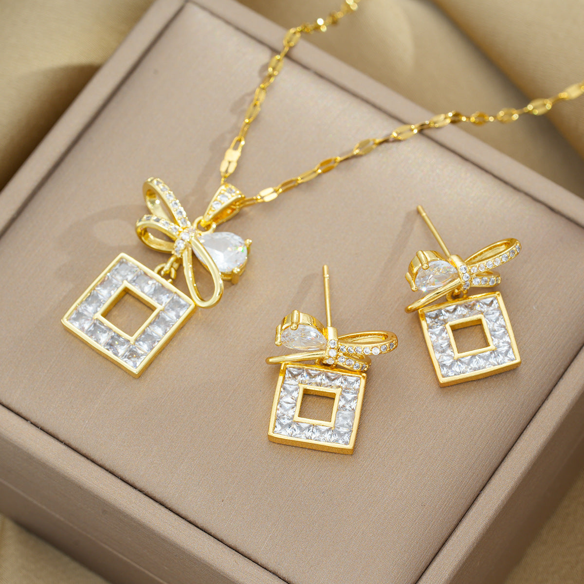 Collana Minimalista con Pendente a Fiocco per Donna in Acciaio al Titanio con Intarsio di Strass e Finitura Galvanizzata su Catena Ondulata