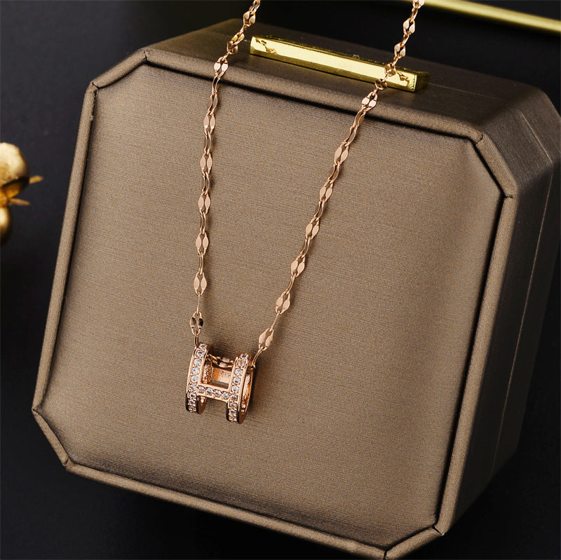 Collana da donna a lettera H in acciaio di titanio minimalista a tono freddo con intarsio completo di strass e finitura placcata