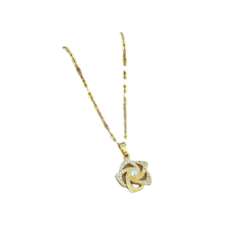 Collana Lusso in Acciaio al Titanio con Ciondolo Rotante a Fiore, Perle e Strass Incassati, Ottone Placcato Oro