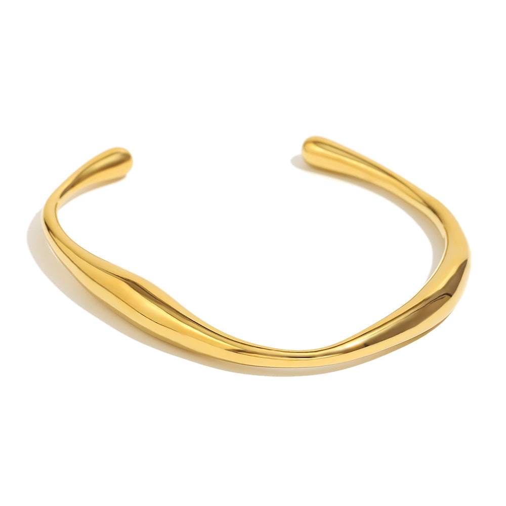 Pulsera minimalista de acero inoxidable con diseño torcido irregular y baño de oro de 18 quilates para uso diario en la oficina