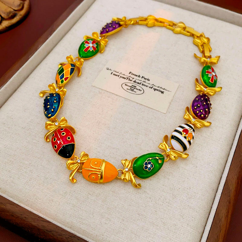 Collana pendente con fiocco floreale vintage in lega con intarsio di strass e finitura smaltata da donna