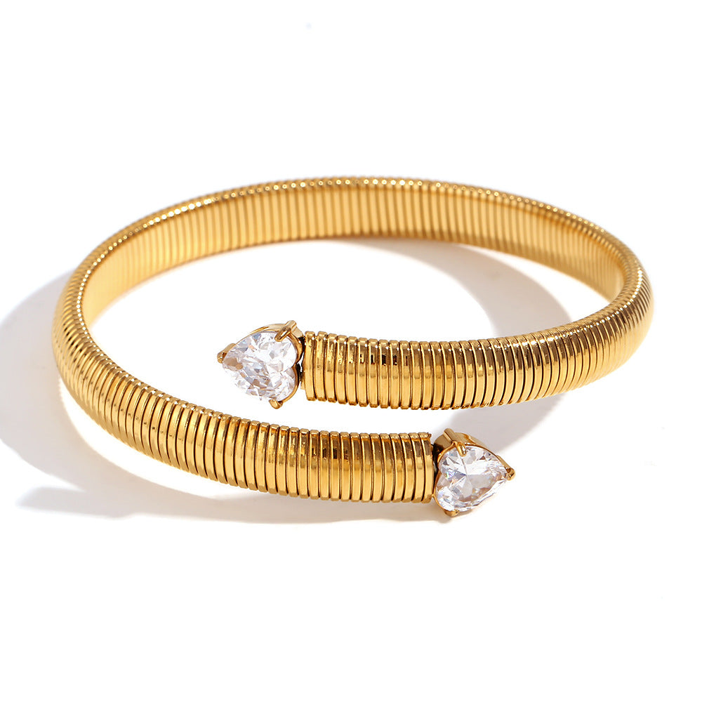 Bracciale alla moda da donna in acciaio inossidabile placcato oro 18 carati a forma di cuore con zirconi, modello aperto