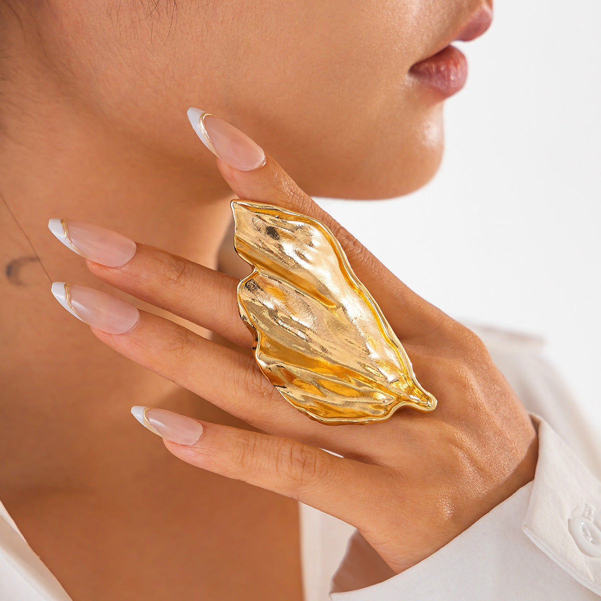 Anillo Abierto Irregular con Perlas Falsas Envueltas para Mujer con Motivos de Mariposa y Hoja en Aleación con Acabado Chapado