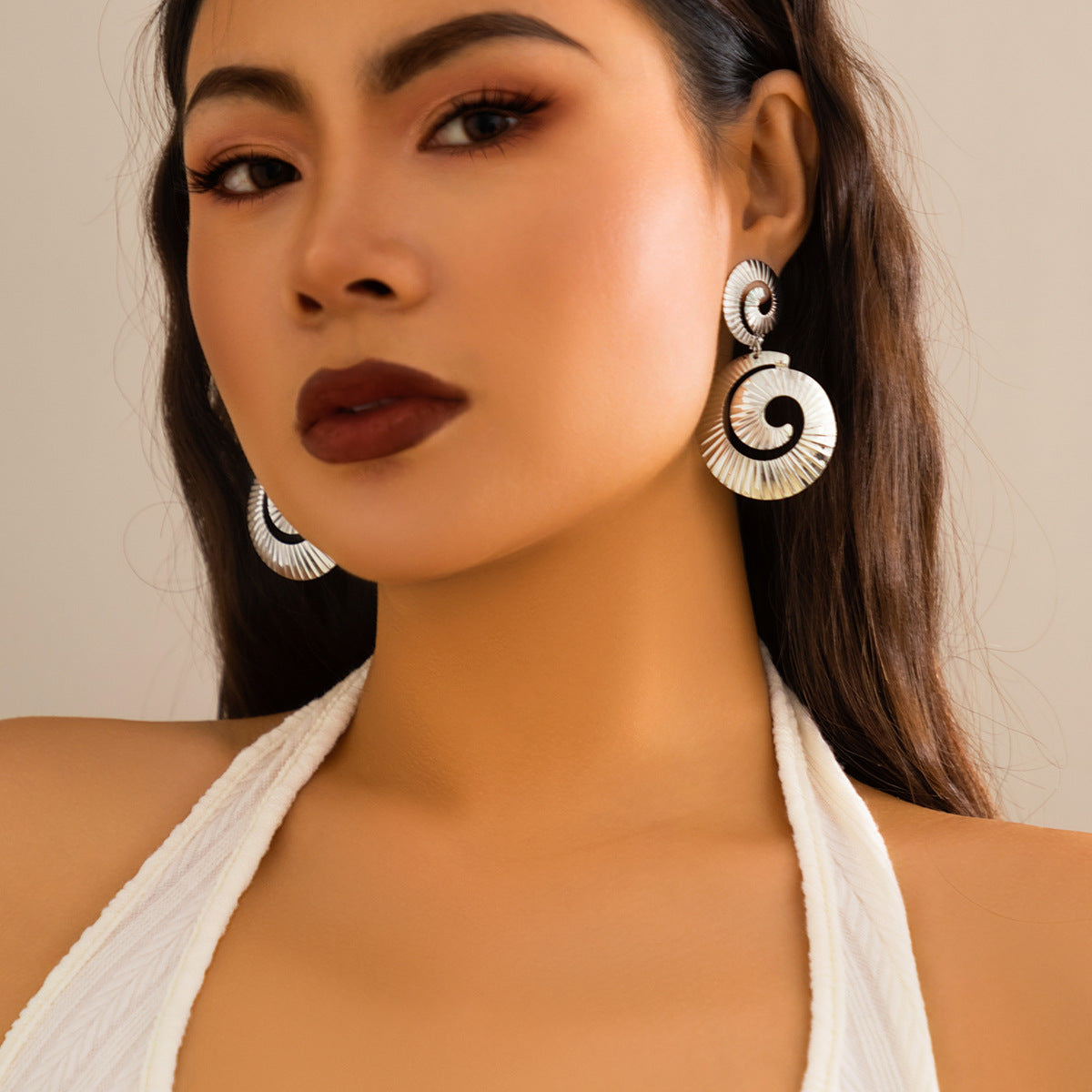 Pendientes Colgantes con Forma de Concha Estilo Vintage para Mujer con Detalles Completos de Diamantes de Imitación, Diseño de Flecos Colgantes, Construcción de Metal Galvanizado