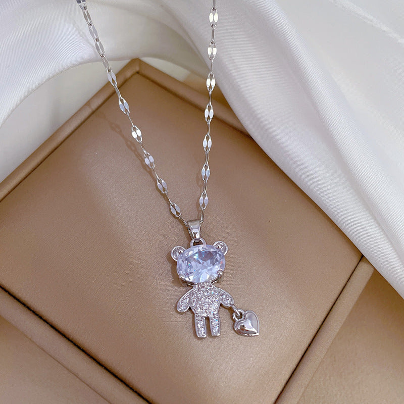 Collana in acciaio al titanio a forma di cuore stile cartone animato con intarsio di strass e grazioso ciondolo a orsetto per donna