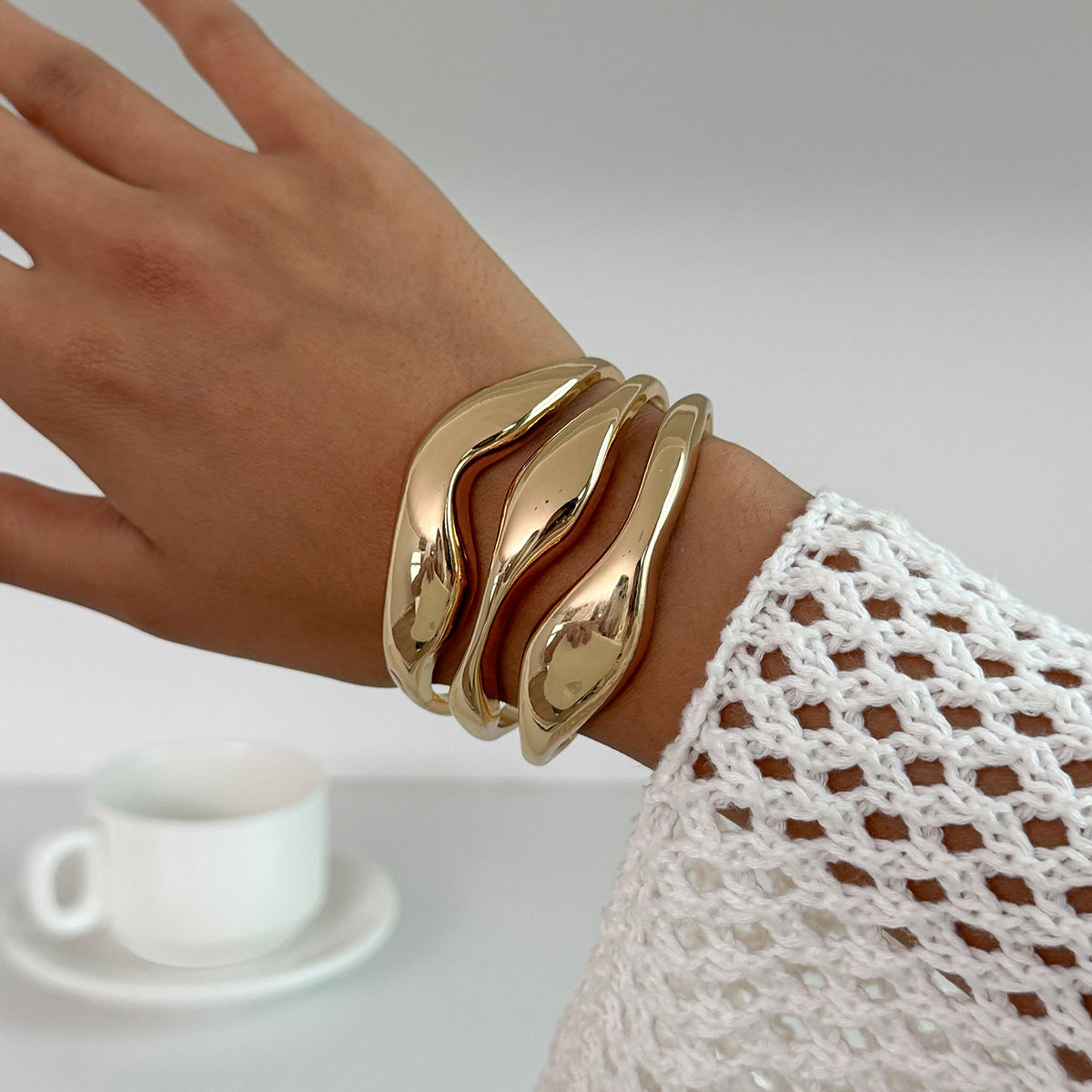 Bracciale rigido aperto da donna in lega lucida con design geometrico irregolare, alla moda e minimalista