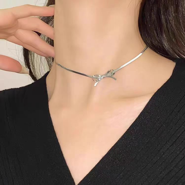 Collana Minimalista in Acciaio al Titanio a Forma di Fiocco da Donna con Finitura Placcata e Delicata Catena a Lama