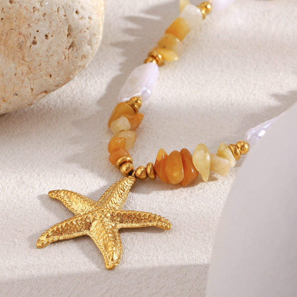 Collana da Donna con Ciondolo Minimalista Lussuoso a Stella Marina in Acciaio Inossidabile con Placcatura in Oro 18K e Intarsio in Pietra Naturale Arancione Frantumata