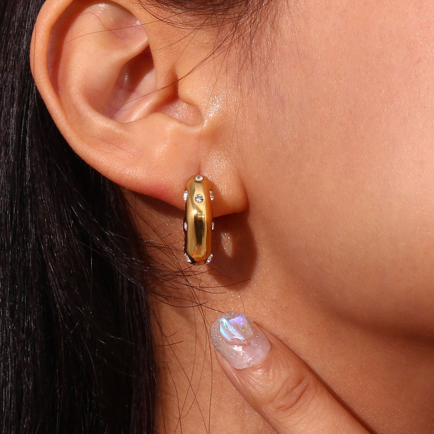 Orecchini a Cerchio Minimalisti Moderni Geometrici a C in Acciaio Inossidabile con Placcatura in Oro 18K e Intarsio in Zirconi da Donna