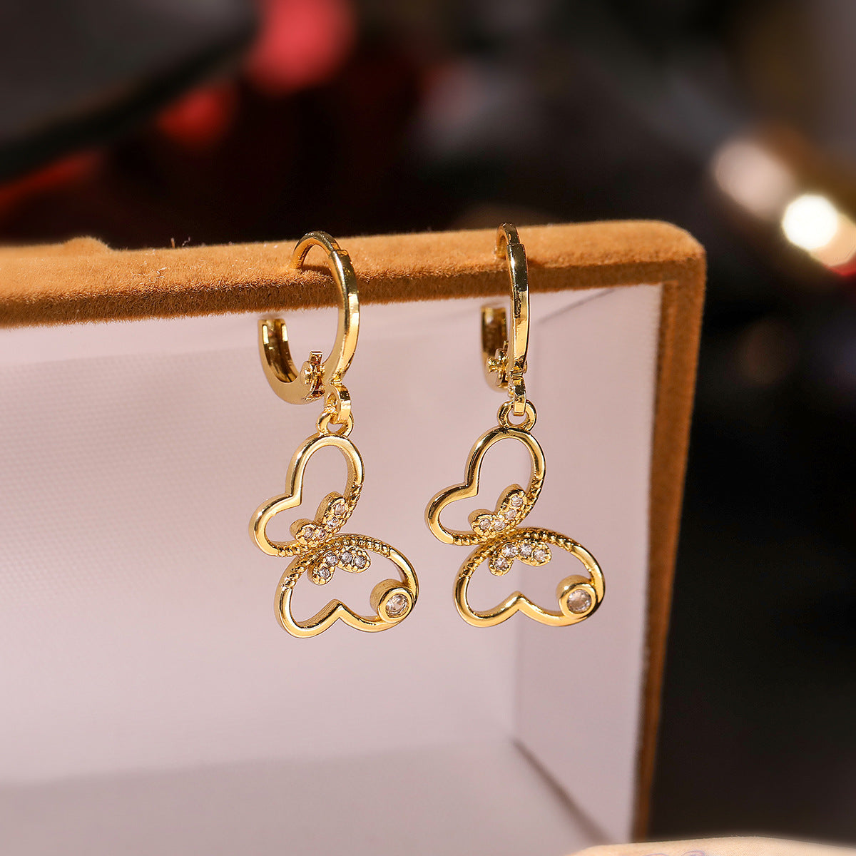 Set di collana e orecchini con ciondolo a farfalla minimalista in rame placcato oro 18 carati e intarsi in zircone