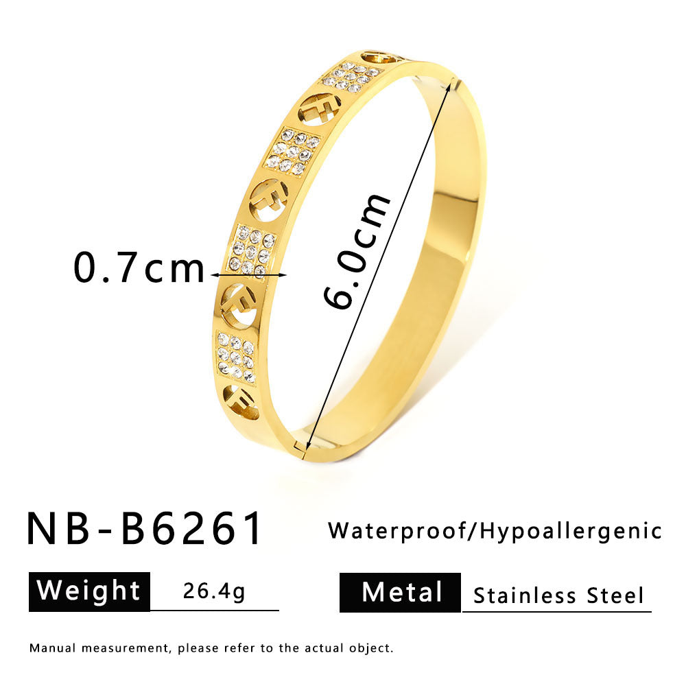 Bracciale in Acciaio Inossidabile a Forma di Cuore e Trifoglio Minimalista con Lettera, Design Traforato e Placcatura Sottovuoto in Oro 18K