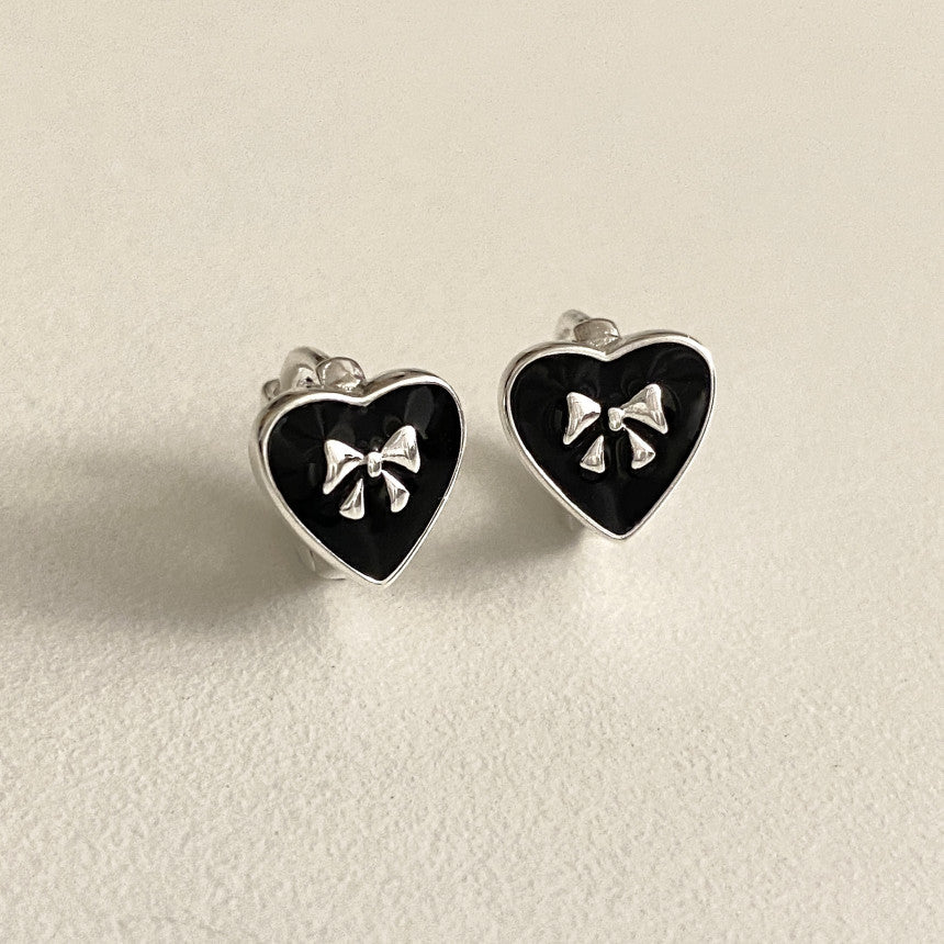 Pendientes minimalistas de corazón con lazo en plata de ley 925 con acabado pulido